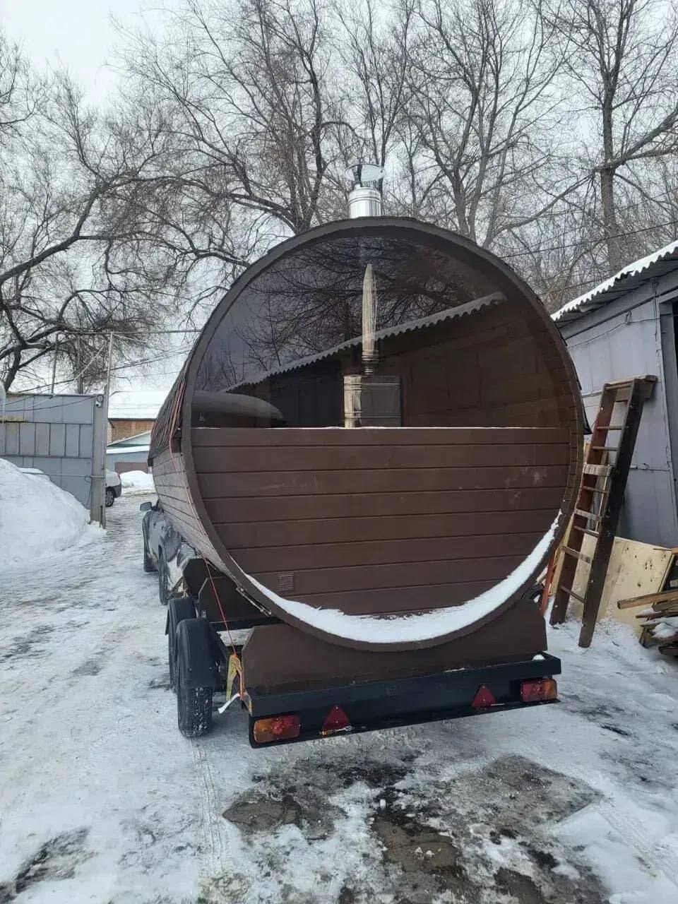 Баня-бочка 3.5м на двухосном прицепе в Саратове — внешний вид